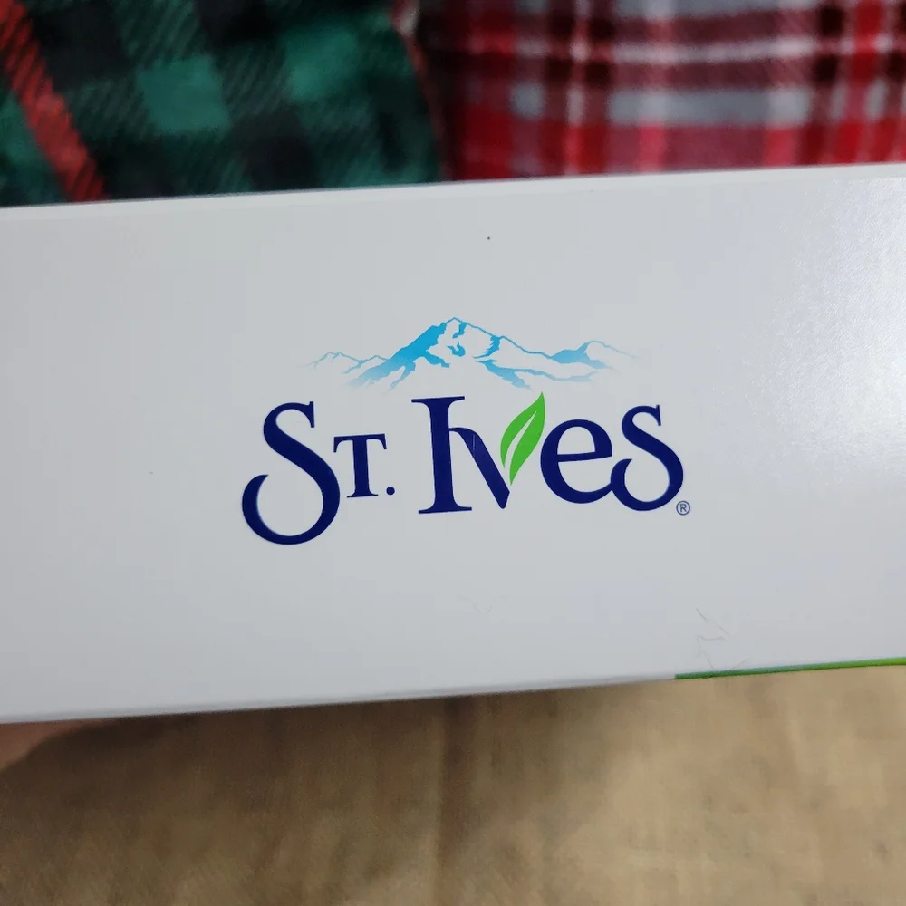 St Ives 3 piece gift Set toner and 2 kinds of scrub